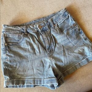 American Eagle Outfitters Light Wash Denim Curvy Mom Shorts